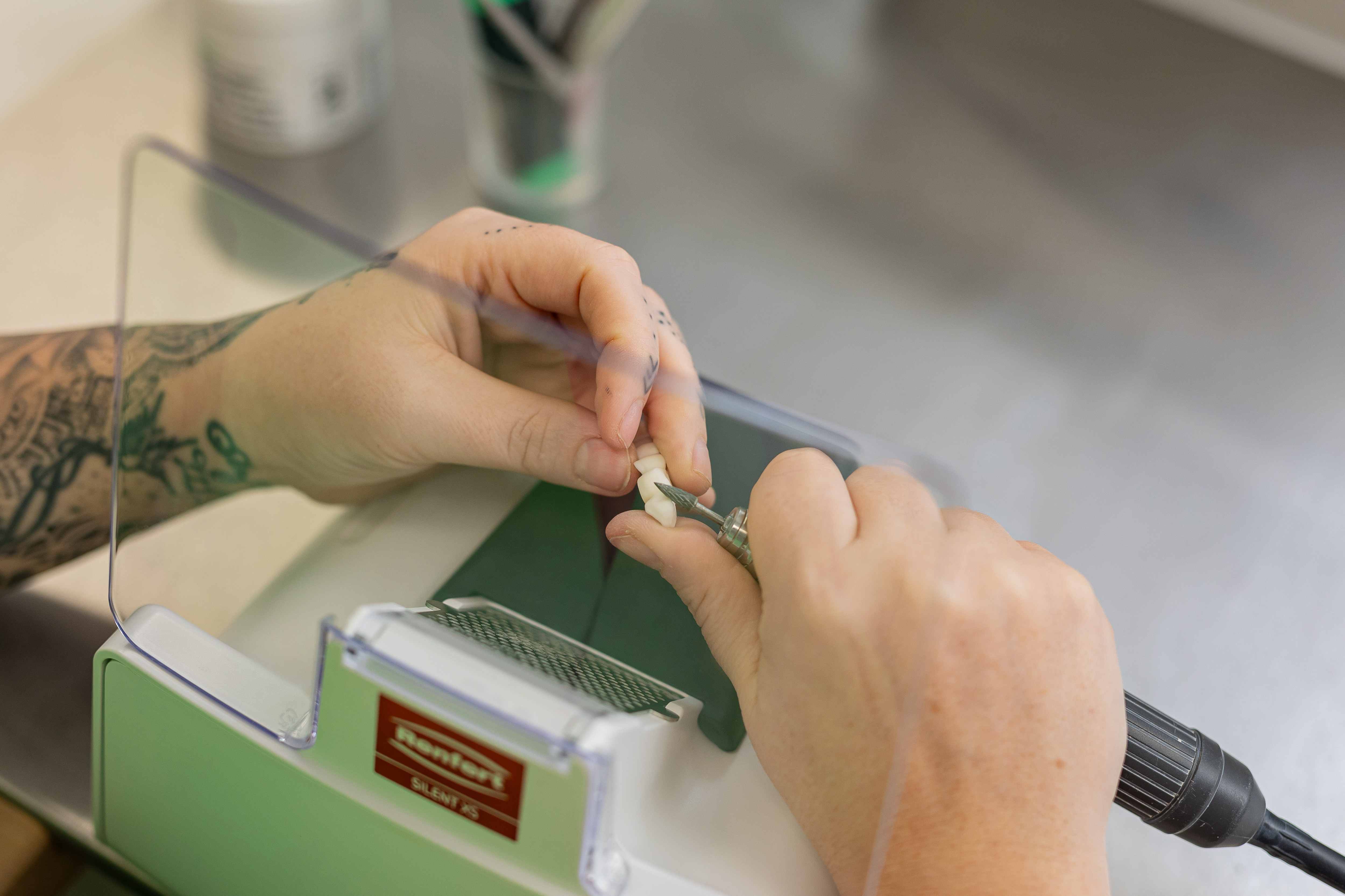 Utilizare aspirator stomatologic SILENT XS la frezare dentară