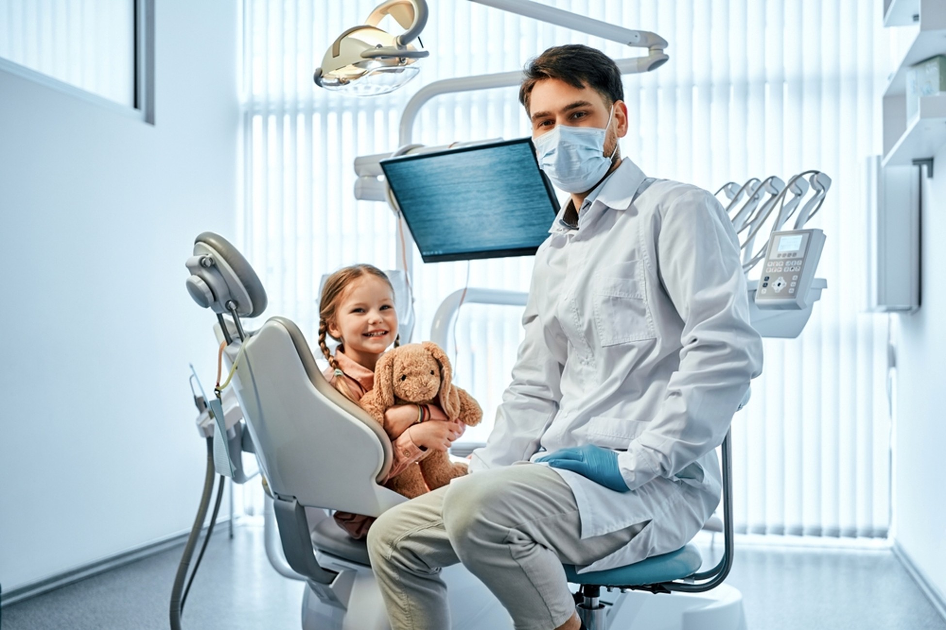 Un medic dentist pe un scaun ergonomic
